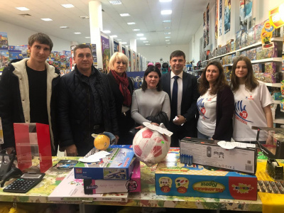 Молодые депутаты поучаствовали в традиционной благотворительной акции «Елочка желаний»